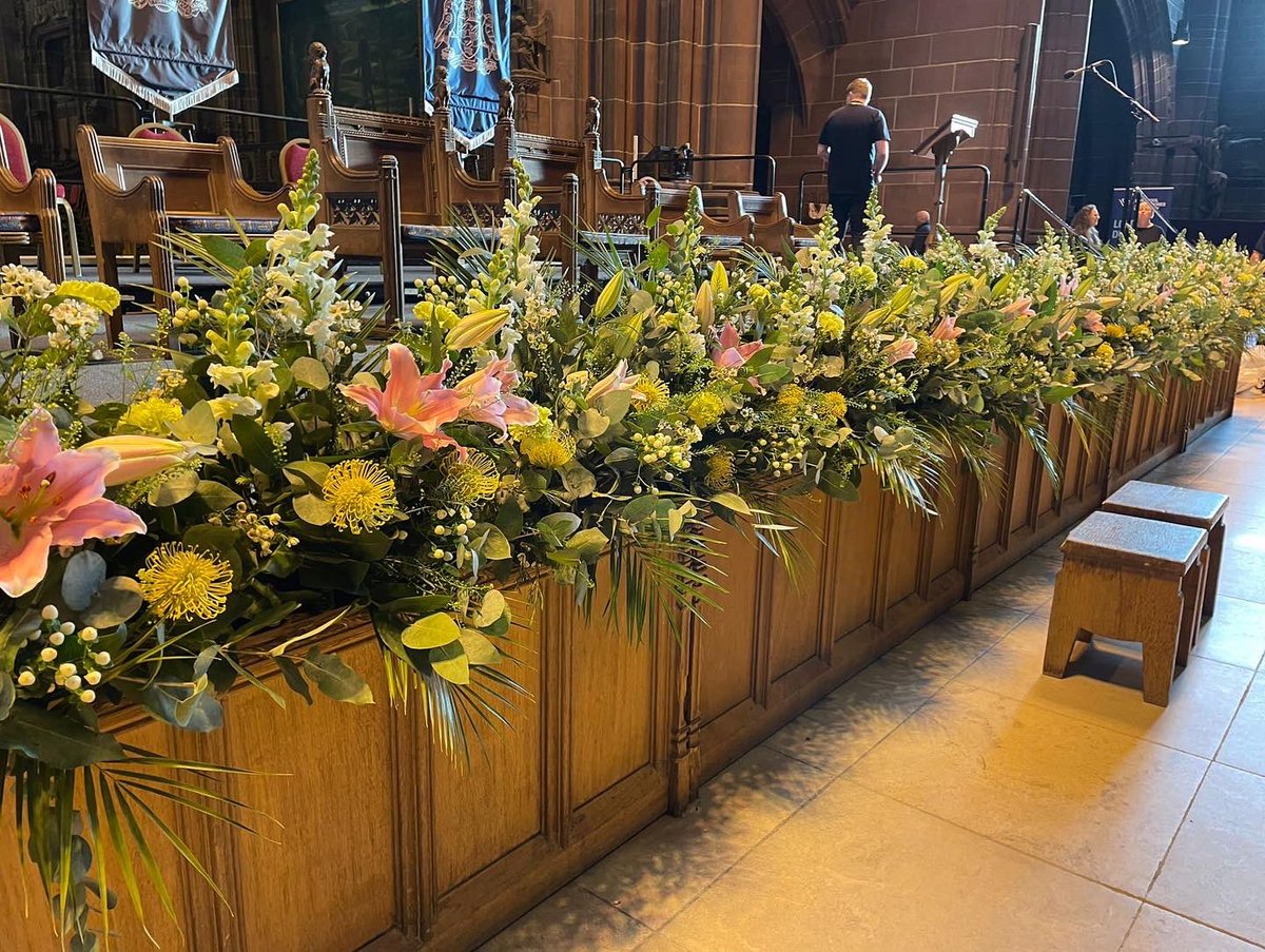 32ft of fresh flowers installed for LJMU Graduation. Congratulations guys 🎓🎉