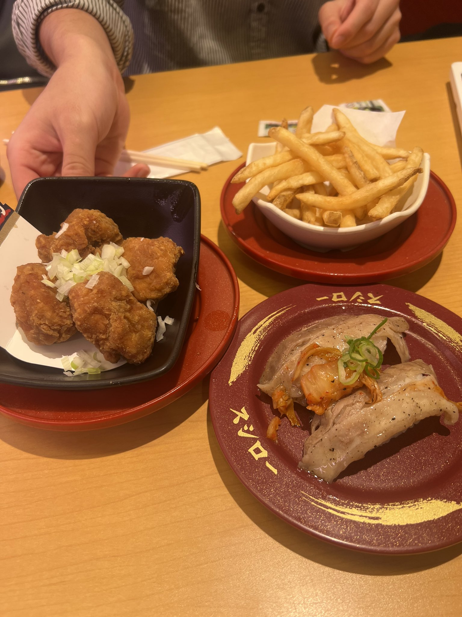 しあ 新曲のレコーディングした後 チームのみんなでスシローで打ち上げ 肉山の豚キムキング 羽田市場の本日の海鮮丼 菱田屋の油淋鶏 マヨルカのバスクチーズケーキ 美味しかった 自分の歌ききながら食べるのどきどき 店舗によって 音量が