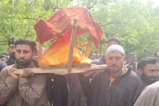 #Kashmir Muslims Help Carry Out Funeral Rites of #KashmiriPandit in J&K.

It’s not a showoff but just a gentle reminder for all those haters who wants to divide us on the name of religion, this is known as real #Kashmiriyat.

#HinduMuslimBhaiBhai
#WeAreOne 🇮🇳 

@rwac48 @ashoswai