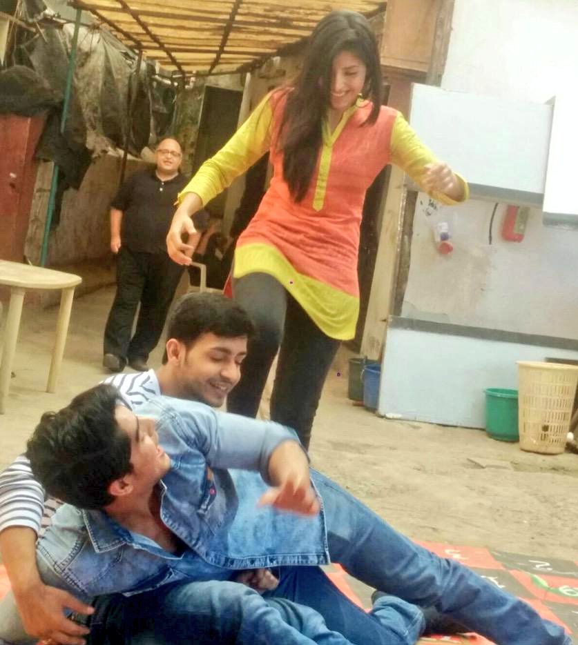itsmeshwetaa_22's tweet photo. Smjh rae ho😹 @8paramsingh ik laute saahab😂✋
P.c . - bhagoo bachoo PKC is coming😂
F.I.T.E k badmaash bcche😁
Yaar Twitter id bnane inko bolo waps se koi💀 #HarshitaGaur #AnkitGupta #ParamSingh #Parshkit #Parshanki #ParAn #Parsh #saddagang #saddefriends #saddafun #memories https://t.co/Tuv7ElZ7f1