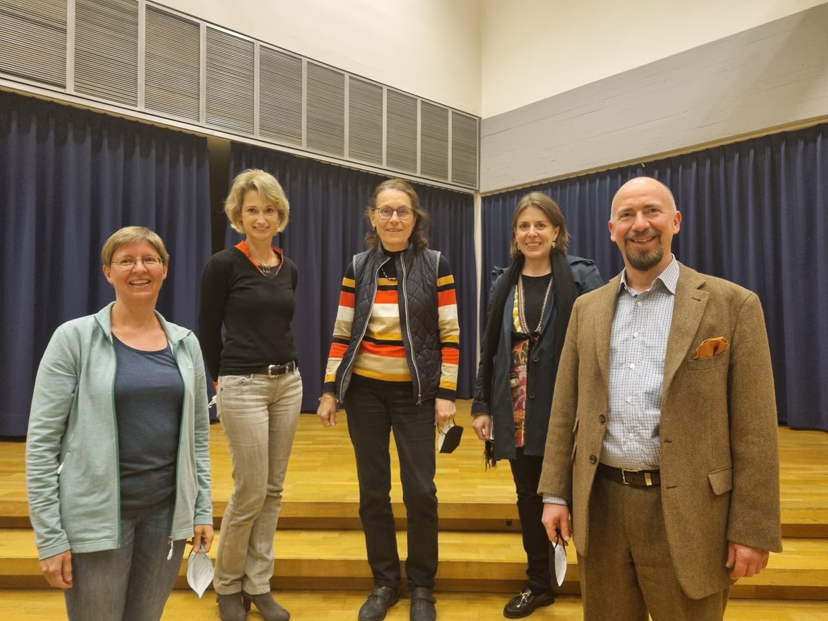 Uschmitt6's tweet photo. Die @digagbonn hat einen neuen (alten) Vorstand:
v.l.n.r: Verena Bergfeld, Beisitzerin, Ursula Schmitt, Schatzmeisterin, Brigitte Vornehm-Berger u. Anna Flume, Beisitzerinnen, Jan Eickenboom, Vorsitzender.
Nicht im Bild: Jutta Klaeren, stellv. Vorsitzende, @EstherGardei . https://t.co/0ovC8yK8lv