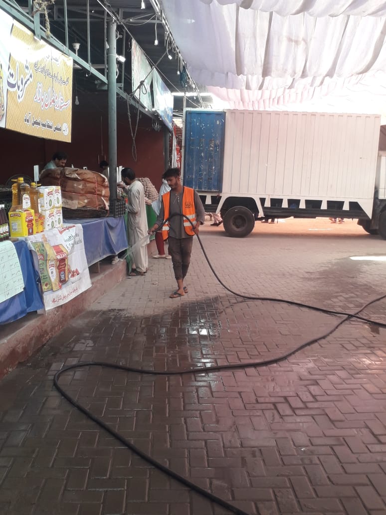 fwmc1139's tweet photo. FWMC waste workers are cleaning, Liming &amp; Manual Washing in
Ramdan Bazar Millat Road
26/04/2022
#Ramadan2022 #teamoperations 
@bilaljoiya @DrNaeemRauf @lgcddpunjab @CS_Punjab https://t.co/lyvf5fhA0y