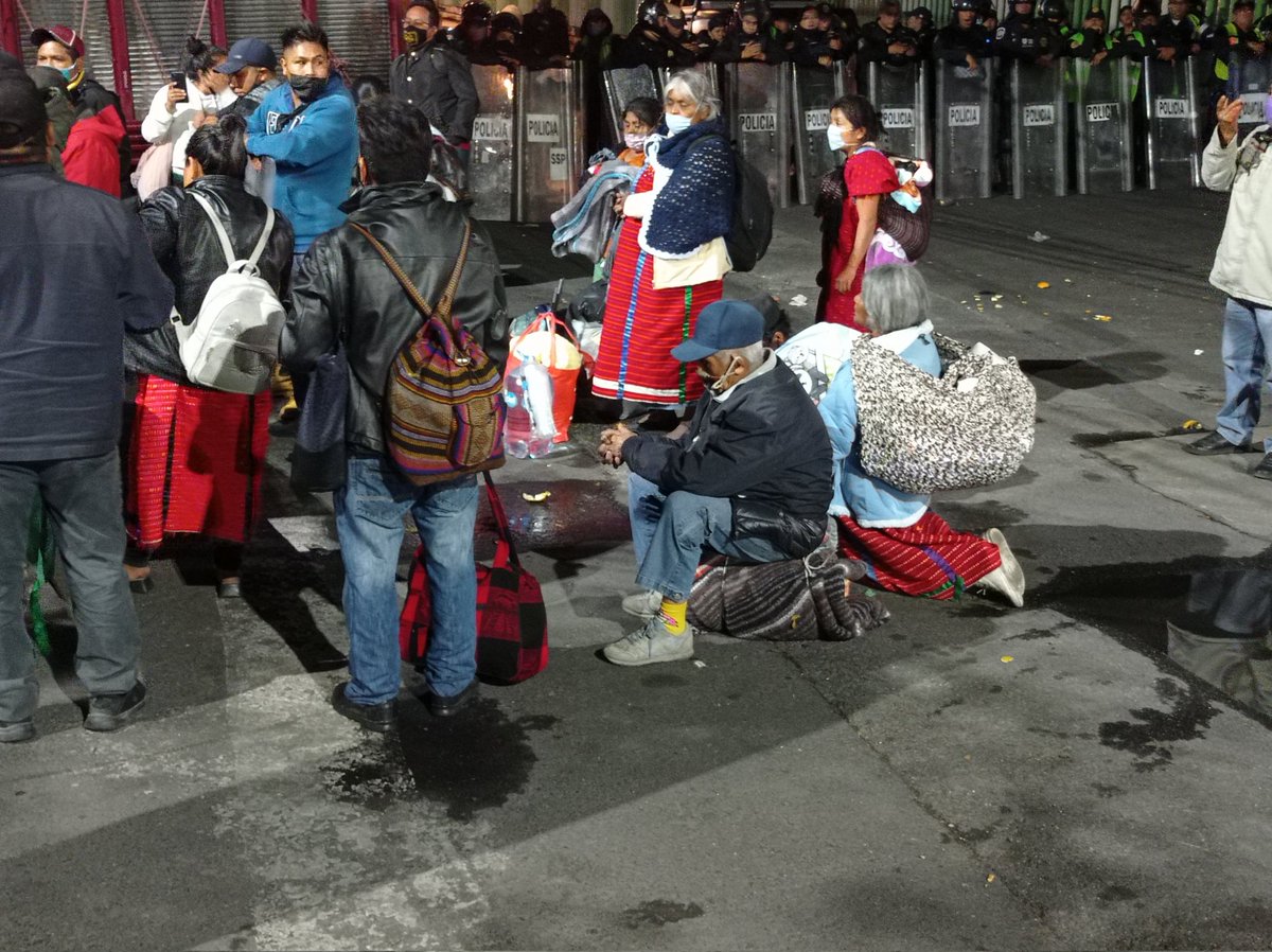 RedTDT's tweet photo. #EnEsteMomento 
Comunidad Triqui y comunidad Otomí siguen encapsuladas por elementos de la @SSC_CDMX en un desmedido operativo. 

Hacemos un llamado al gobierno de @Claudiashein para que garantice su derecho, pues llevan horas privadas de su libertad. 

#AlertaComunidadTriqui https://t.co/3YUu3PomSj