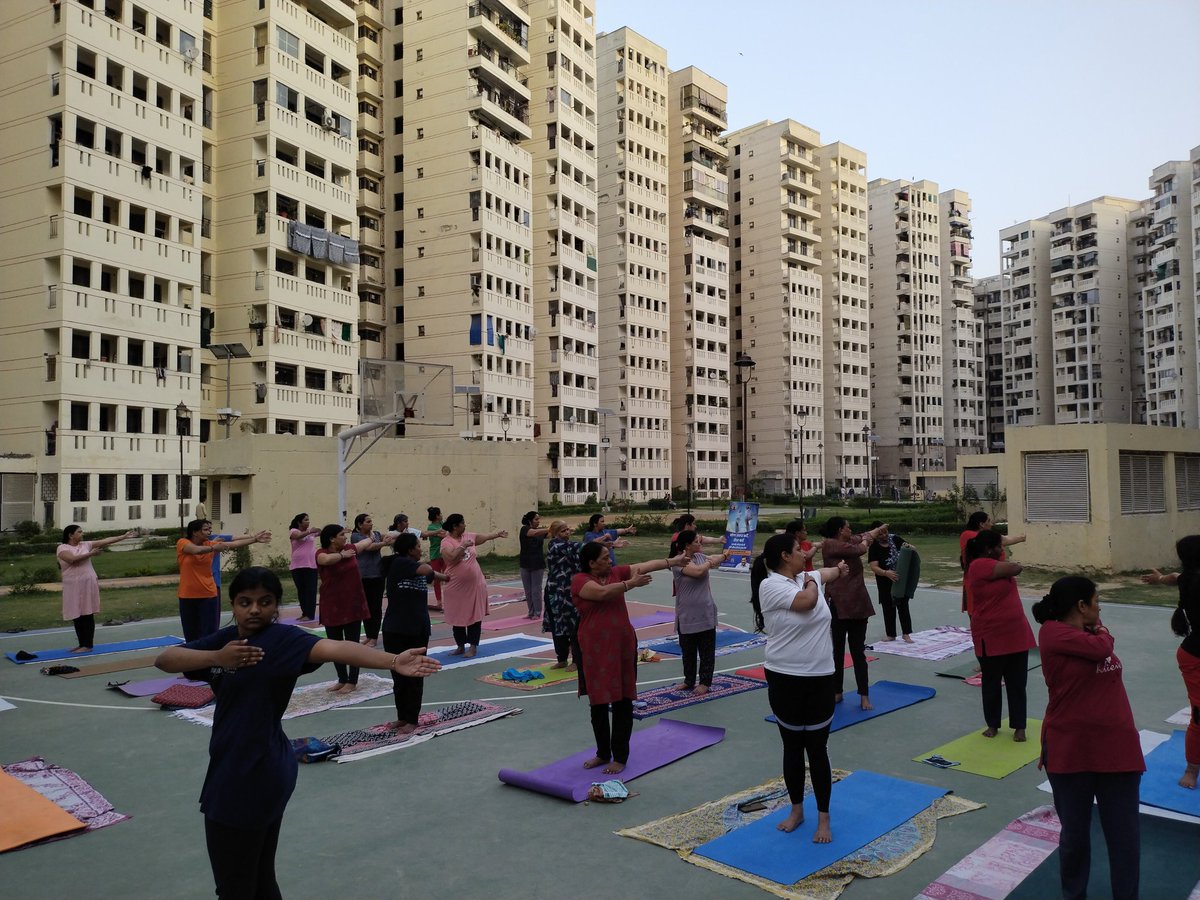 dillikayogaKN3's tweet photo. #DilliKiYogshala conducting at KIDWAI NAGAR EAST, TYPE 3 TOWERS 

 शरीर को लचीला भी बनाएंगे,
 शारीरिक दर्दों और व्याधियों से छुटकारा भी पाएंगे,
 आज किया
 कल सुबह फिर योगाभ्यास के लिए समय से पहुंच जाएंगे ।।

#cmys #dpsru #yoga #yogaposes #yogapractice #yogainspiration #fitness https://t.co/ENX9TqA3TY