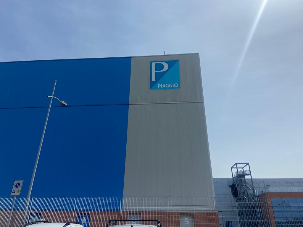 CarbaSrl's tweet photo. È ufficiale! #Piaggio, un marchio che per tutti noi significa #Vespa, #Lambretta e sogni su due ruote, ha scelto #Carba per la realizzazione di un nuovo circuito di collaudo nel suo storico stabilimento di #Pontedera! 
#staytuned #latuastradalanostrapassione #teamcarba #circuiti https://t.co/T7h9ayBGuC
