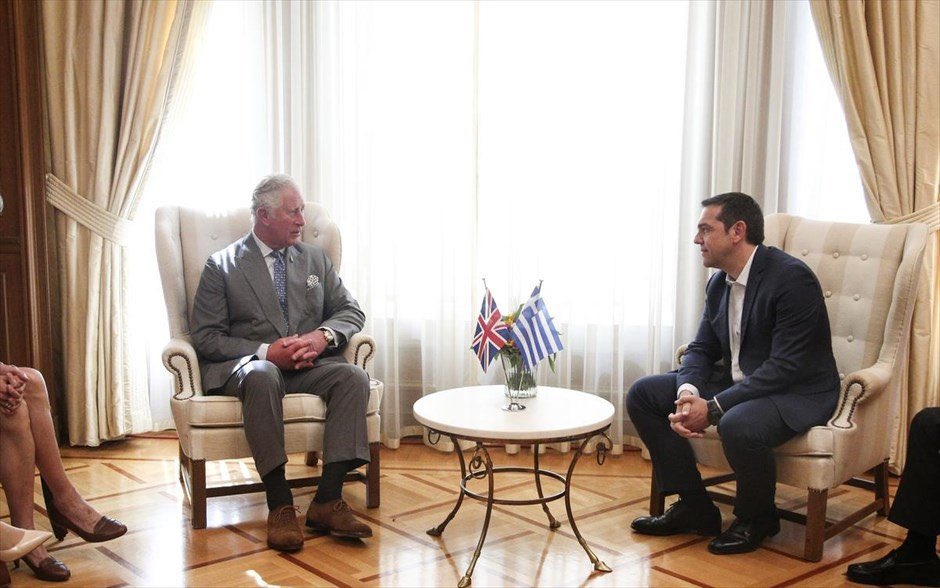 GHristopoulos's tweet photo. Αυτός ο τύπος που το 2018 συνάντησε τον πρωθυπουργό Τσίπρα στο Μαξίμου μοιάζει πολύ με τον πριγκηπα Κάρολο. 
Κανένας σωσίας του θα είναι 
#Κάρολος
#Τατόι
#συριζα_σε_απογνωση 
#ΣΥΡΙΖΑ_ξεφτιλες https://t.co/UtLcDmMdEV
