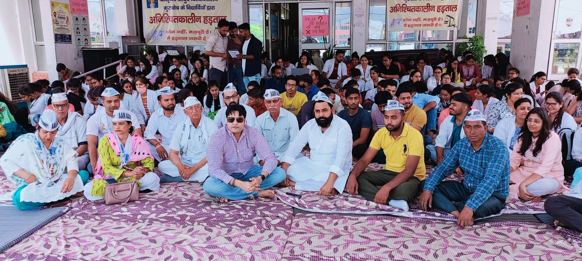 AyushSkau's tweet photo. बाकी डॉक्टरों की तरह ''आयुर्वेद के भावी डॉक्टरों को भी मिले मान सम्मान और बराबर का धन''

मिलने लगा है अब इस मुद्दे को जनता का समर्थन ।
जय आयुर्वेद
#justiceforay #haryana 

@cmohry @secymoayush @Dchautala @AHindinews @ChandigarhAAP @SanjayAzadSln @AAPHaryana https://t.co/d7cTNXlHXB