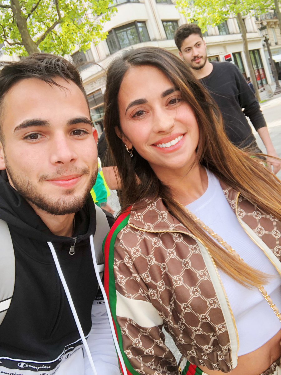 py_network's tweet photo. #PyViral | 🤩 ¡Quién pudiera! 

➡️ Alexis Gaona, oriundo de Pedro Juan Caballero, vive en Madrid, fue a pasar el fin de semana a París y se encontró en la calle con la esposa de Messi.

🧵 Hilo https://t.co/VudsnK2EEr