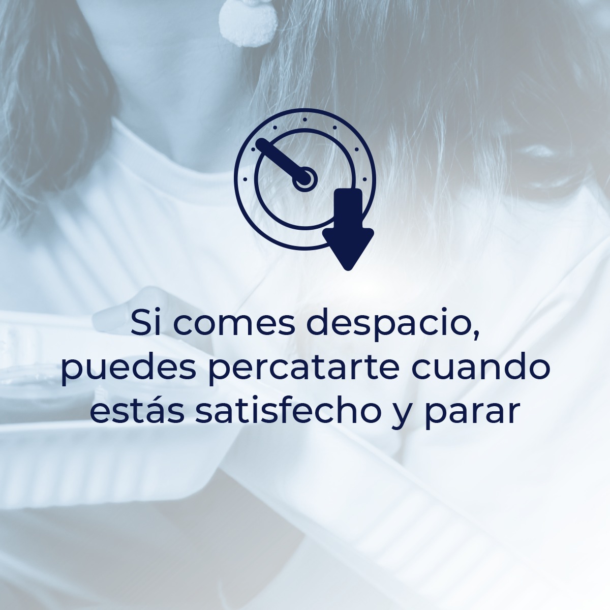 Comer con conciencia plena significa evitar distracciones durante la comida. Masticar despacio, conectar a cómo nos sentimos y saborear los alimentos.