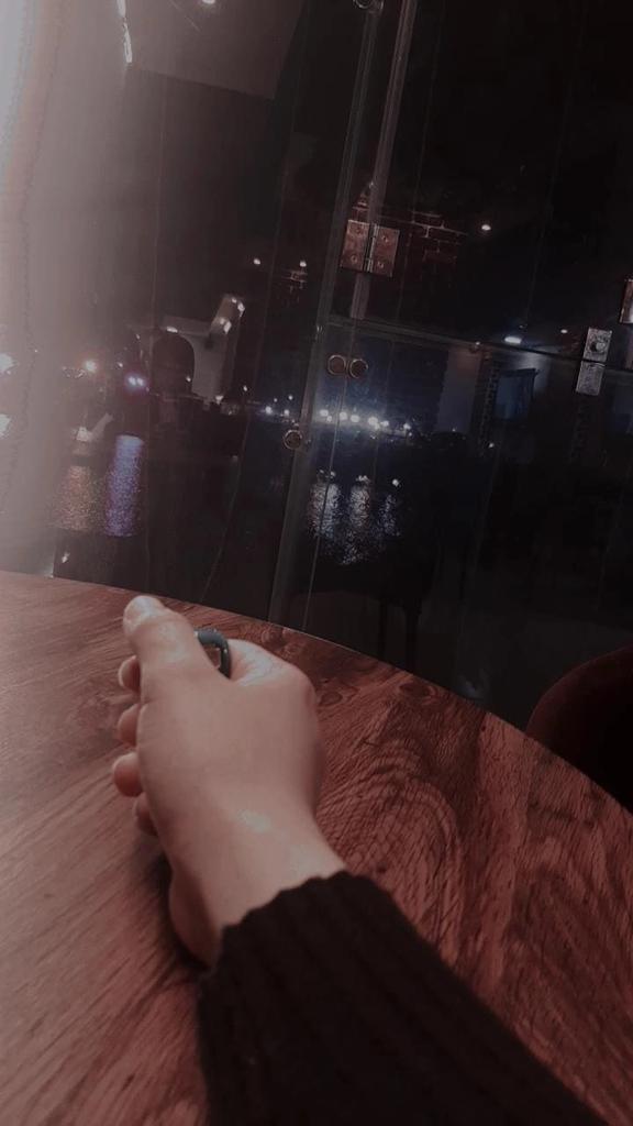 لا أُدخلك عالمي .. حتى آمنك
ولا آمنك
حتى أعرض عليك ضعفي .. فلا تَمسُّه🖤