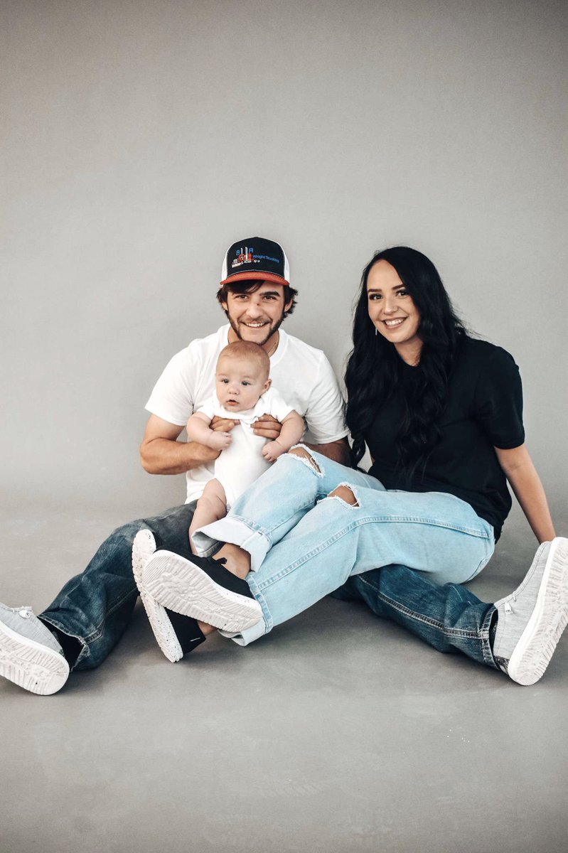 baileynoel021's tweet photo. My family 💙 
📸: @kabrynnabry 
Studio : @pmfwhit studio 254 https://t.co/ViyIkUhze0