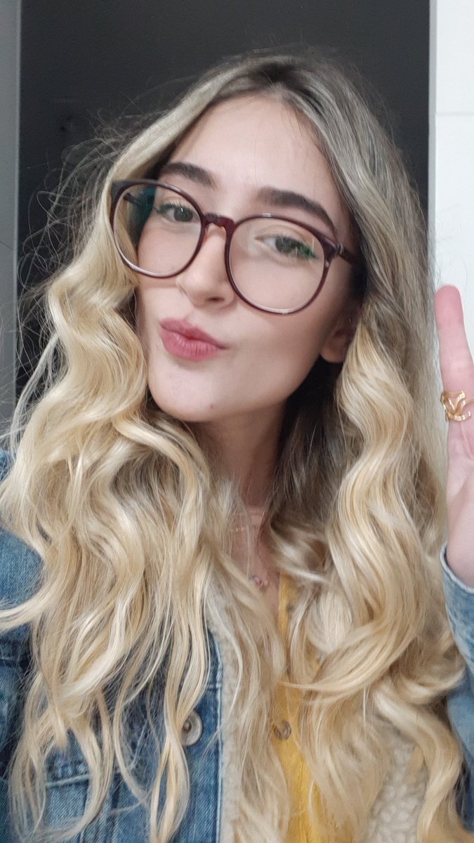 bella baxter low budget tweet media