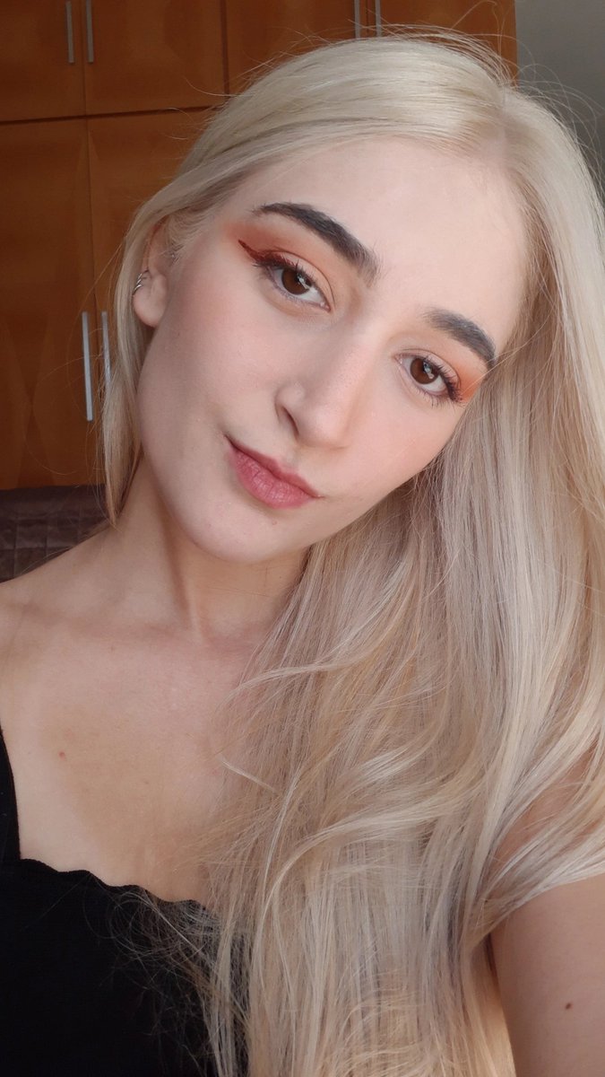 bella baxter low budget tweet media