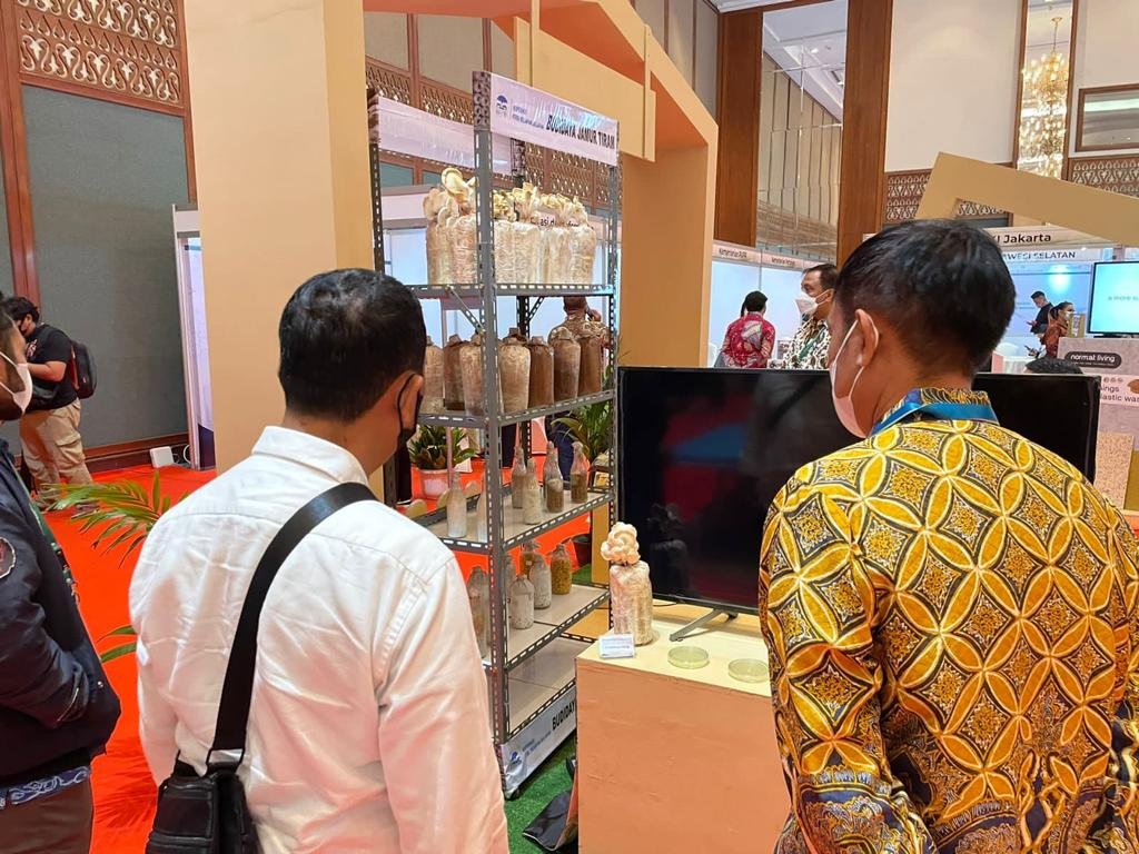 Menteri Koperasi Usaha Kecil dan Menengah (MenKop UKM), Teten Masduki, optimis jika Usaha Mikro Kecil Menegah (UMKM) tak lagi hanya memproduksi hal-hal kecil. 
#BanggaProdukUMKM 
#UMKMJadiPrioritas