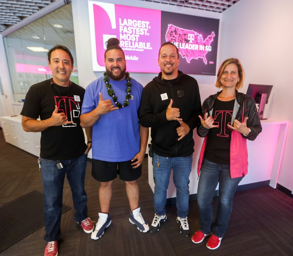 TChainzDC's tweet image. #MagentaTour Continues…

This stops takes us to 
Waimalu, Hawaii 📍

Thank you to @kalei1293 &amp;amp; @kanaks73 for my very own Lei! 

Hawaii is treating me right 🤙🏼
Definitely have to be back……
Maybe for PEAK🍍 😏😏😏😏