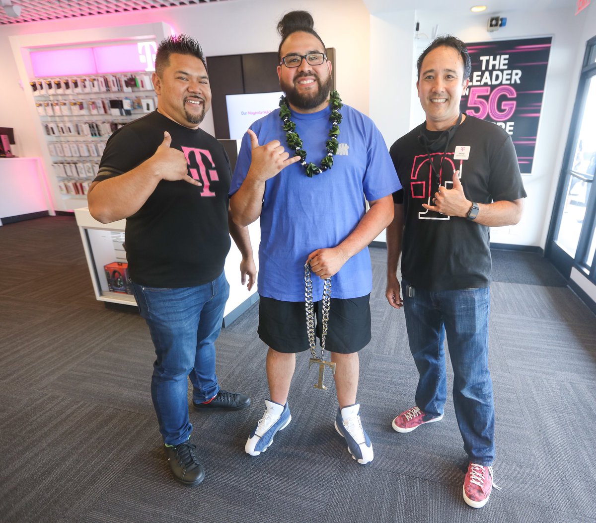 TChainzDC's tweet image. #MagentaTour Continues…

This stops takes us to 
Waimalu, Hawaii 📍

Thank you to @kalei1293 &amp;amp; @kanaks73 for my very own Lei! 

Hawaii is treating me right 🤙🏼
Definitely have to be back……
Maybe for PEAK🍍 😏😏😏😏