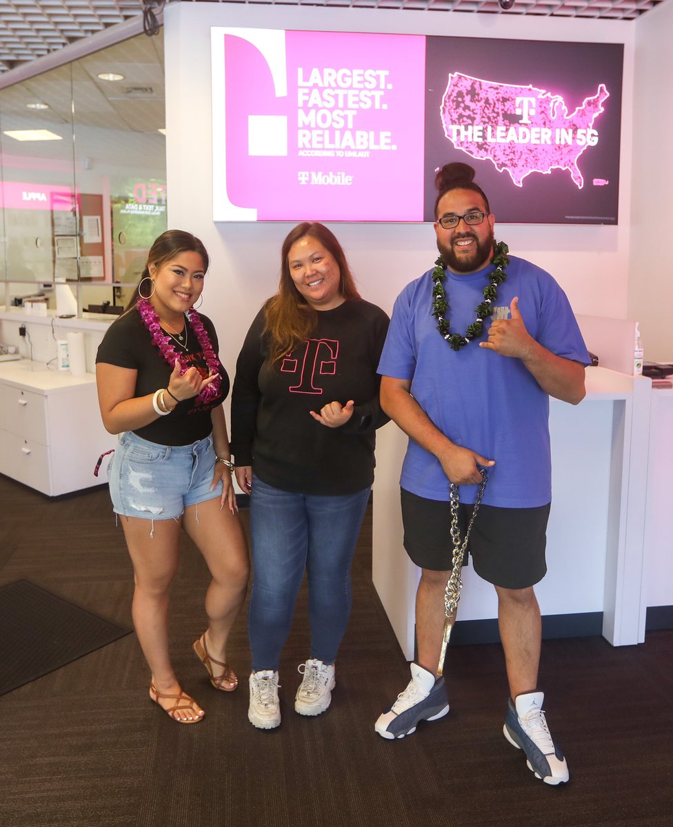 TChainzDC's tweet image. #MagentaTour Continues…

This stops takes us to 
Waimalu, Hawaii 📍

Thank you to @kalei1293 &amp;amp; @kanaks73 for my very own Lei! 

Hawaii is treating me right 🤙🏼
Definitely have to be back……
Maybe for PEAK🍍 😏😏😏😏