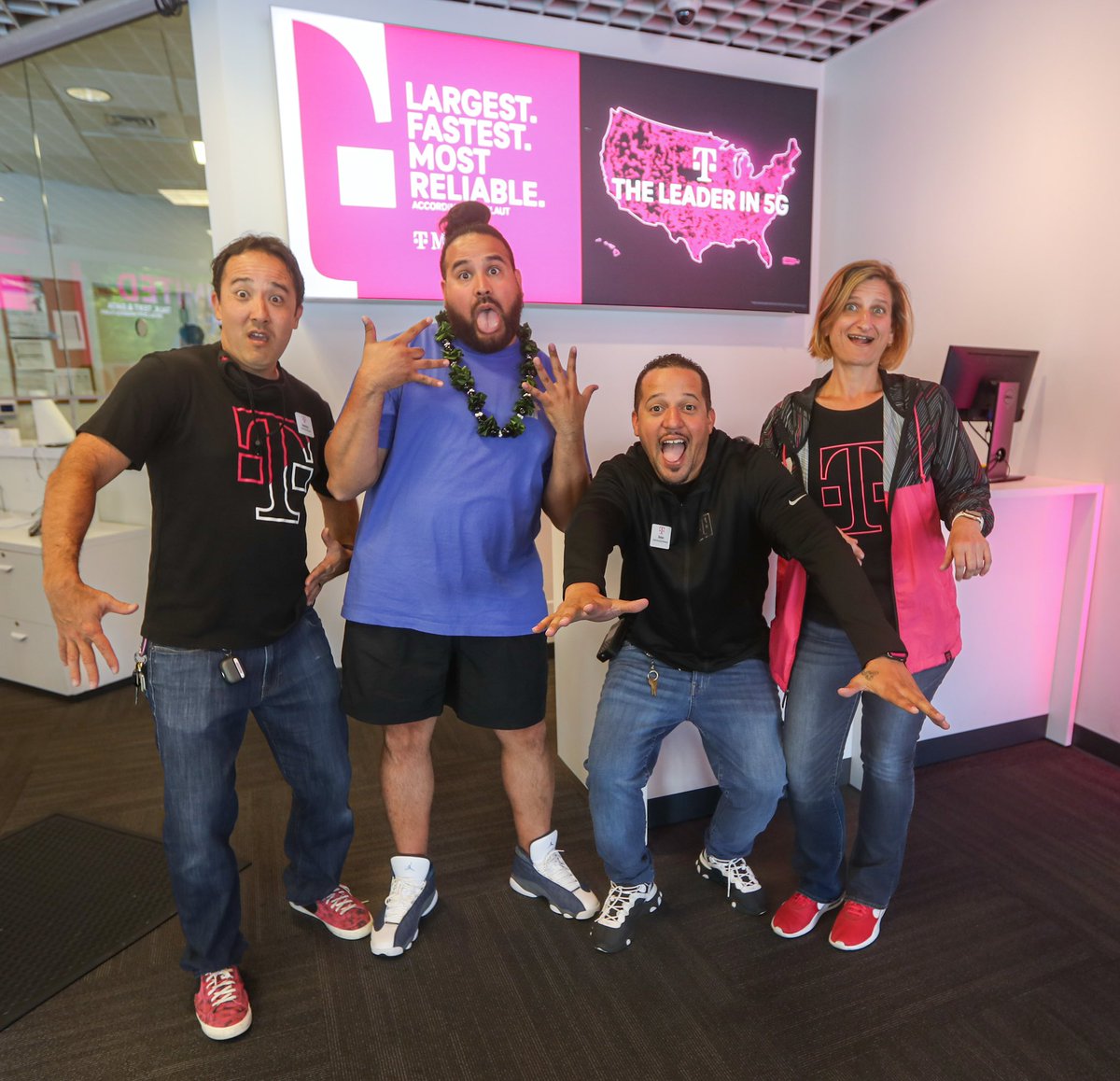 TChainzDC's tweet image. #MagentaTour Continues…

This stops takes us to 
Waimalu, Hawaii 📍

Thank you to @kalei1293 &amp;amp; @kanaks73 for my very own Lei! 

Hawaii is treating me right 🤙🏼
Definitely have to be back……
Maybe for PEAK🍍 😏😏😏😏