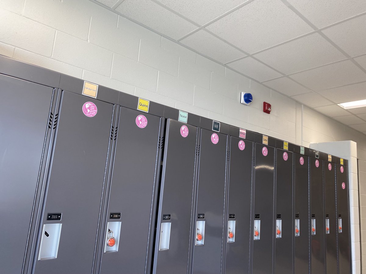 Never know where you will see our YR Pink Day stickers! Thank you ⁦<a href="/MarylandParkBSD/">Maryland Park School</a>⁩ YR team for the great visit today - looking forward to seeing more of your projects  👍🏾
#makingthedifference