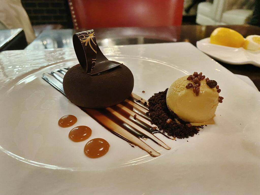 Take your sweet tooth, chocolate loving friends here // The Conche in Leesburg, VA
.
.
1️⃣Manjari (Single Origin 64% Madagascar Chocolate Mousse Filled With Vanilla Creme Brûlée, Dark Chocolate Brownie, Chocolate Pearls And Salted Caramel; Salted Caramel Ice Cream Topped With Ch…
