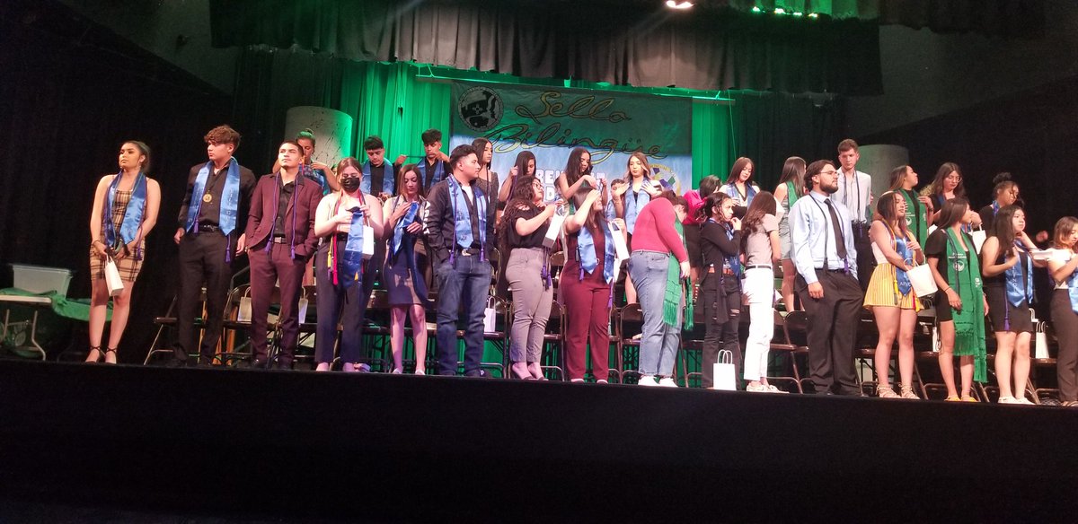 HomistekRyan's tweet photo. The AHS Sello Bilingue Ceremonia de Reconocimiento! 
@bulldogs_AHS @ABQschools https://t.co/4zaXC12BEm