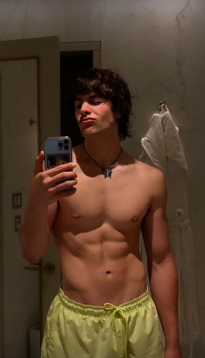 CS52YVN's tweet photo. Testando o espelho do Hotel 🧐 https://t.co/hy5WFOiYuX