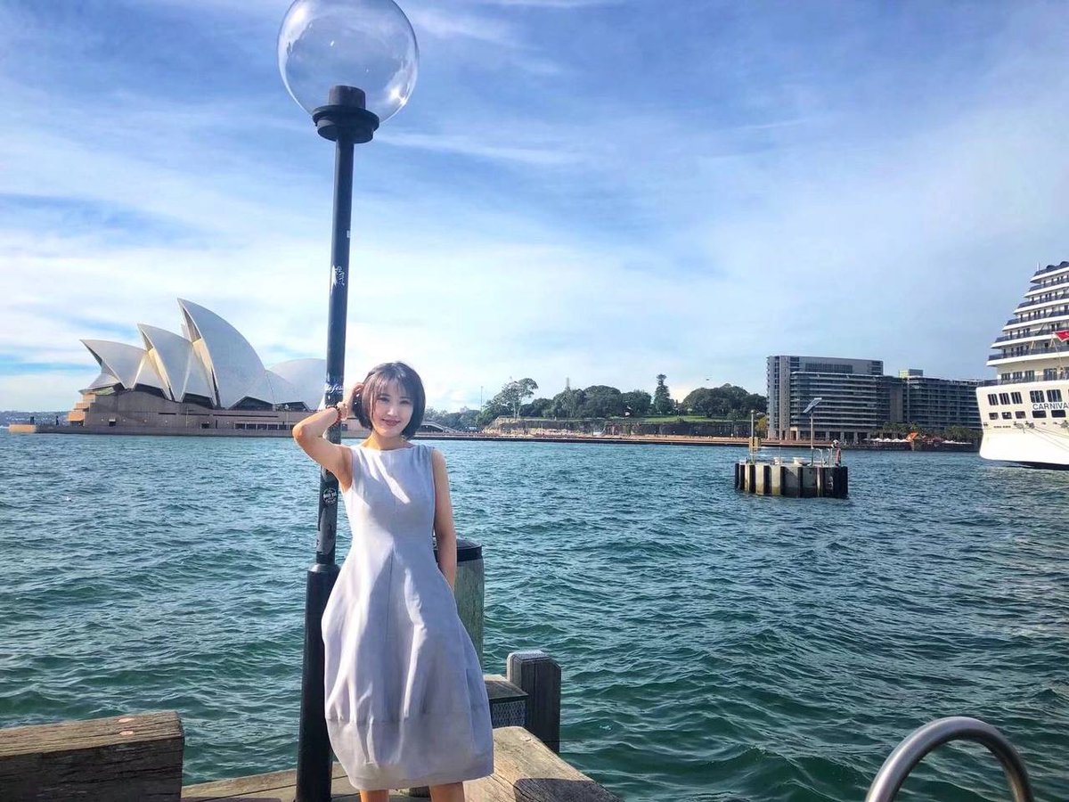 Welk jaar in Melbourne wachtend op het einde van de epidemie en waarheen te gaan, een man wachtend op een man, een oprechte heer humoristische en grappige vriend welkom om op de deur te kloppen