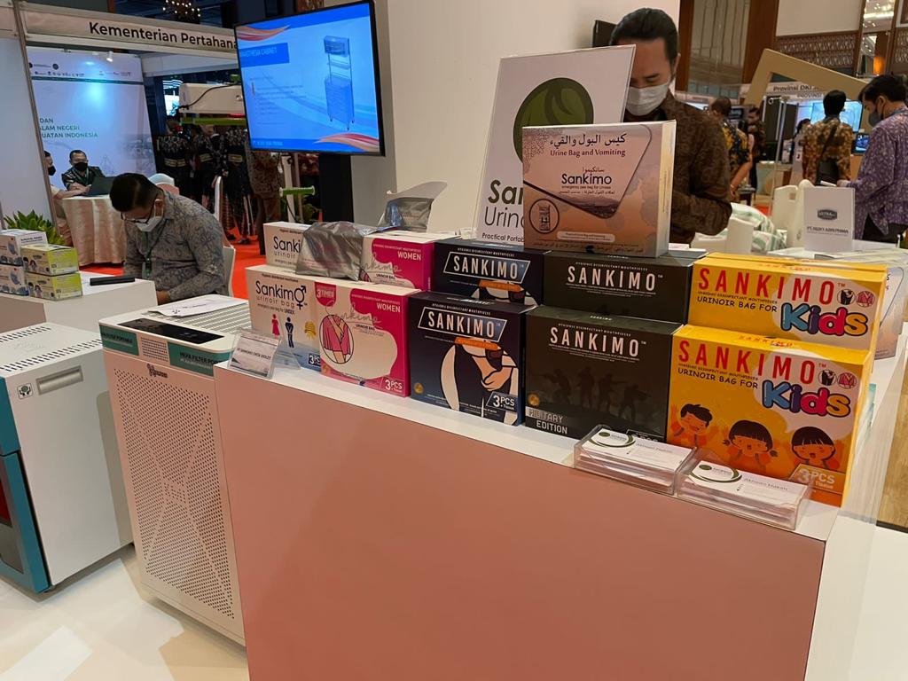 rotiiitawar's tweet photo. Dalam gelaran Aksi Afrimasi Pembelian dan Pemanfaatan Produk Dalam Negeri dalam Rangka Bangga Buatan Indonesia di Jakarta Convention Center (JCC), Jakarta, 25-26 April, selain Teten turut hadir juga 3 menteri yang menjadi keynote speech. #BanggaProdukUMKM 
#UMKMJadiPrioritas https://t.co/P2z5i724Ox