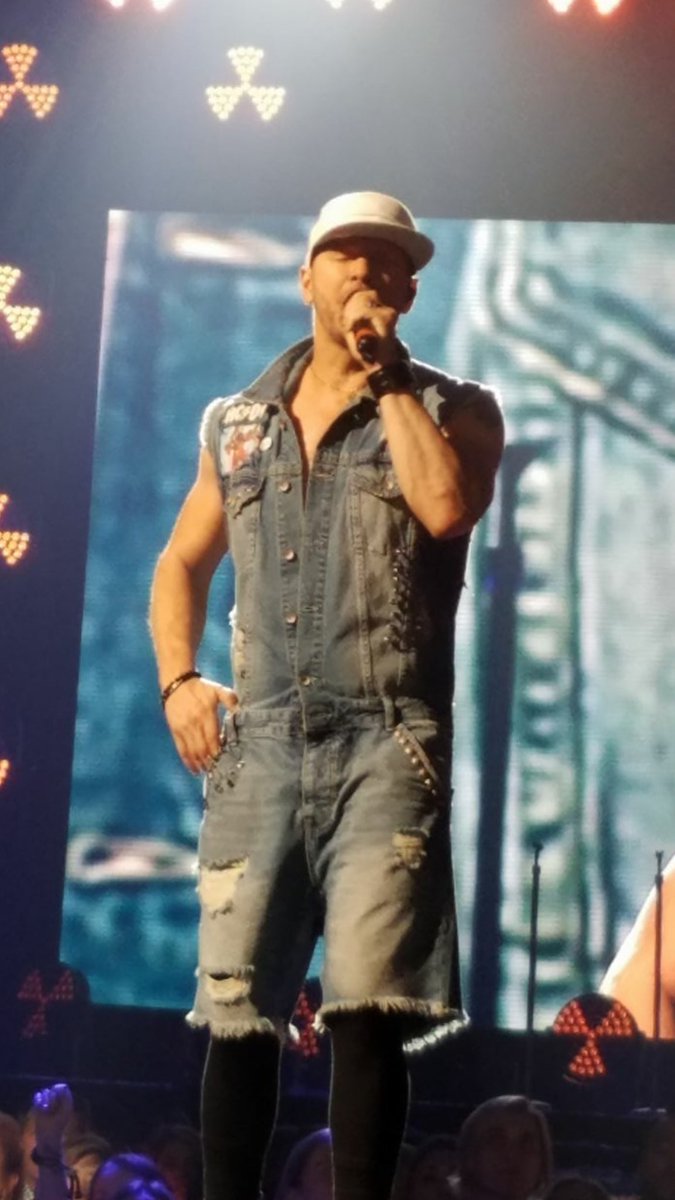 gabnrub's tweet photo. @DonnieWahlberg that romper will always be one of my faves! Nobody rocks a romper like @DonnieWahlberg https://t.co/gyI2YQm6v1