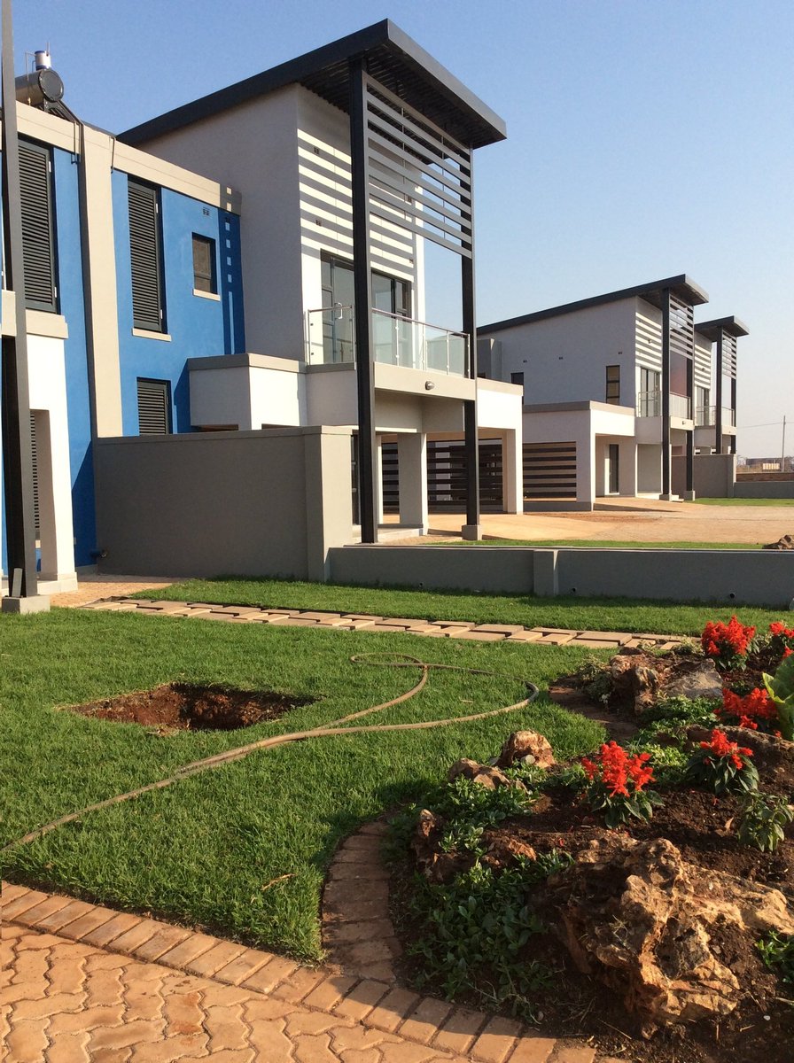 ShantelJean8's tweet photo. @daddyhope 4 bed townhouses for sale in Fairview Estate, Mt Hampden right at the heart of the new city. 

We have residential stands aswell ranging in size from 1100sqm to 1700sqm at $50/sqm.

0780536631
shantel@fairviewproperties.co.zw https://t.co/eji6chHoks