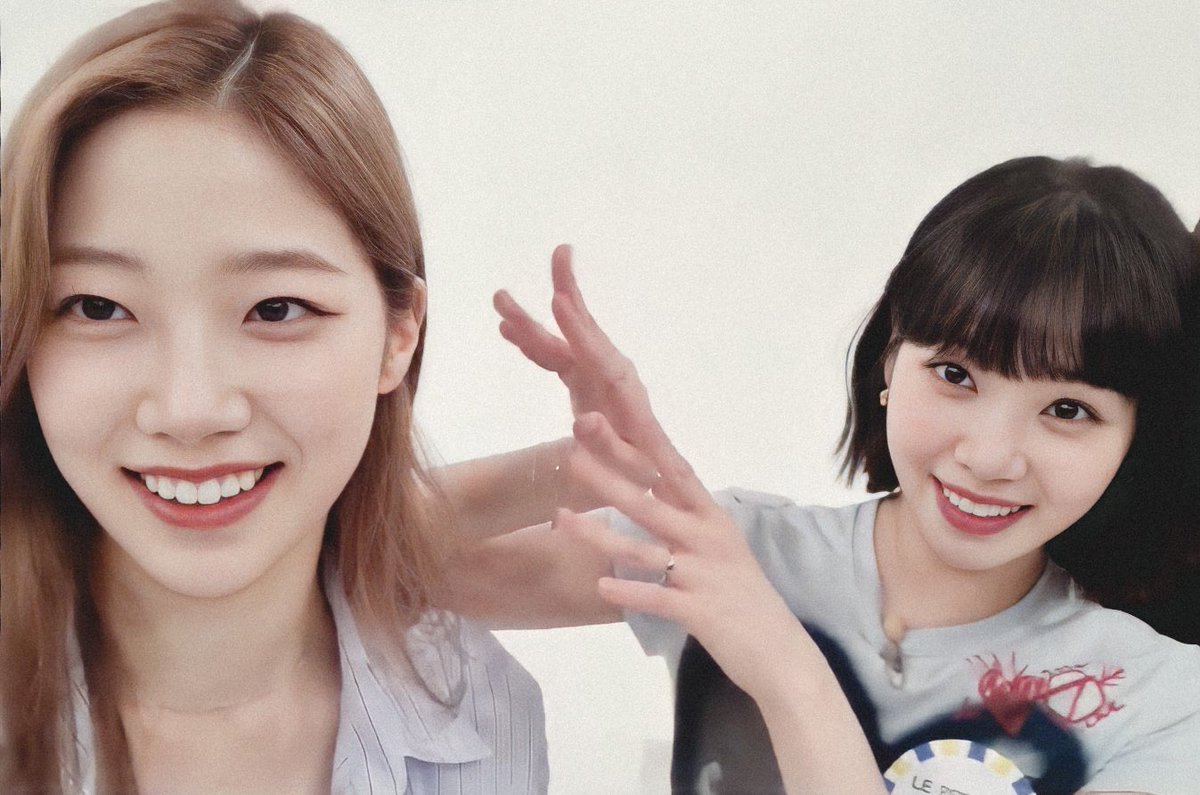 FIMlogs's tweet photo. 귀여원 즈하 원이 콤보👏🏻

#카즈하 #KAZUHA #かずは 
#김채원 #CHAEWON #チェウォン
#르세라핌 #LE_SSERAFIM https://t.co/1WDUN8j0Fe
