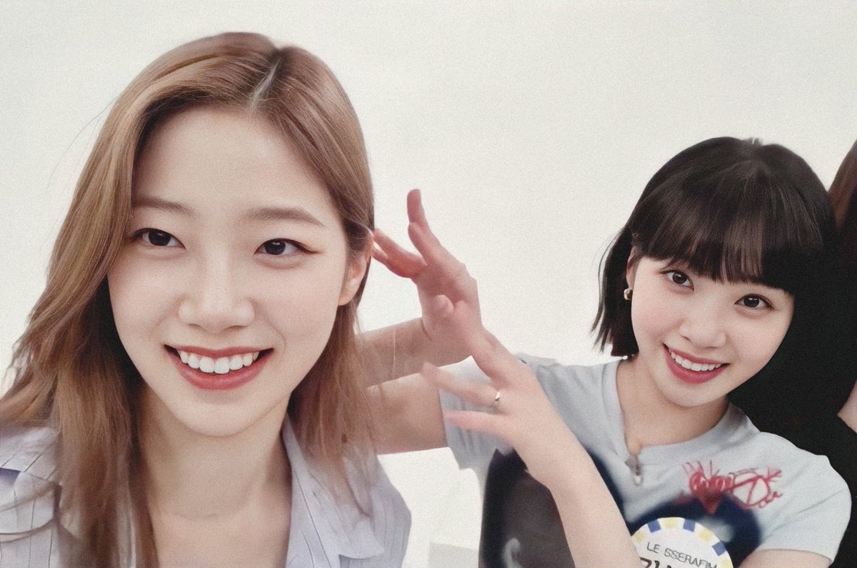 FIMlogs's tweet photo. 귀여원 즈하 원이 콤보👏🏻

#카즈하 #KAZUHA #かずは 
#김채원 #CHAEWON #チェウォン
#르세라핌 #LE_SSERAFIM https://t.co/1WDUN8j0Fe