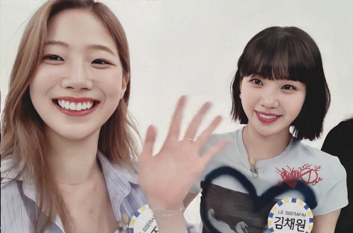FIMlogs's tweet photo. 귀여원 즈하 원이 콤보👏🏻

#카즈하 #KAZUHA #かずは 
#김채원 #CHAEWON #チェウォン
#르세라핌 #LE_SSERAFIM https://t.co/1WDUN8j0Fe