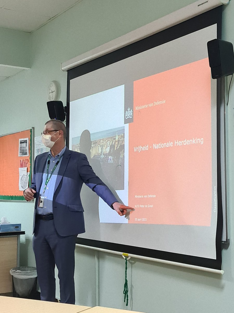 petermarcel15's tweet photo. Gisteren had ik het genoegen om als #veteraan in de klas te mogen spreken over vrijheid en het herdenken, in het kader van 4 en 5 mei, volgende week. Dank aan #LanguageOne in Dubai om mij deze gelgenheid te geven. https://t.co/AC1cXIhpj6