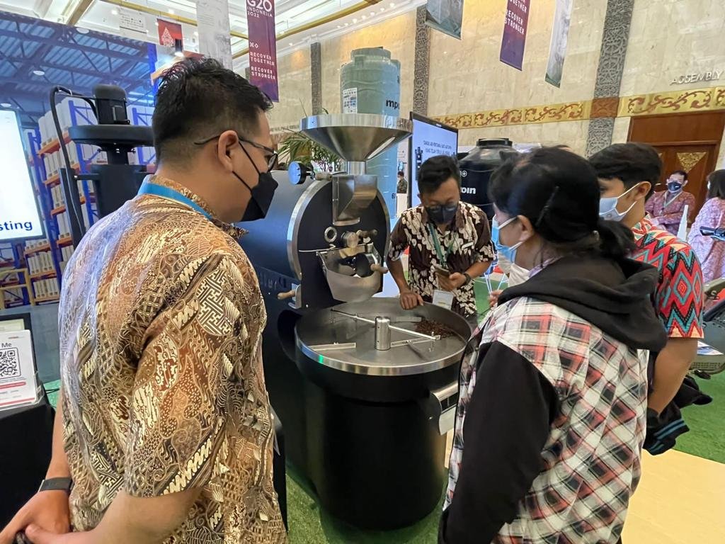 pesantambahan's tweet photo. Ada Menteri Pariwisata dan Ekonomi Kreatif (Menparekraf), Sandiaga Uno, Menteri Badan Usaha Milik Negera (BUMN), Erick Thohir, dan Menteri Dalam Negeri, Tito Karnavian. #BanggaProdukUMKM 
#UMKMJadiPrioritas
@KemenkopUKM https://t.co/vfh6Dwbhxt