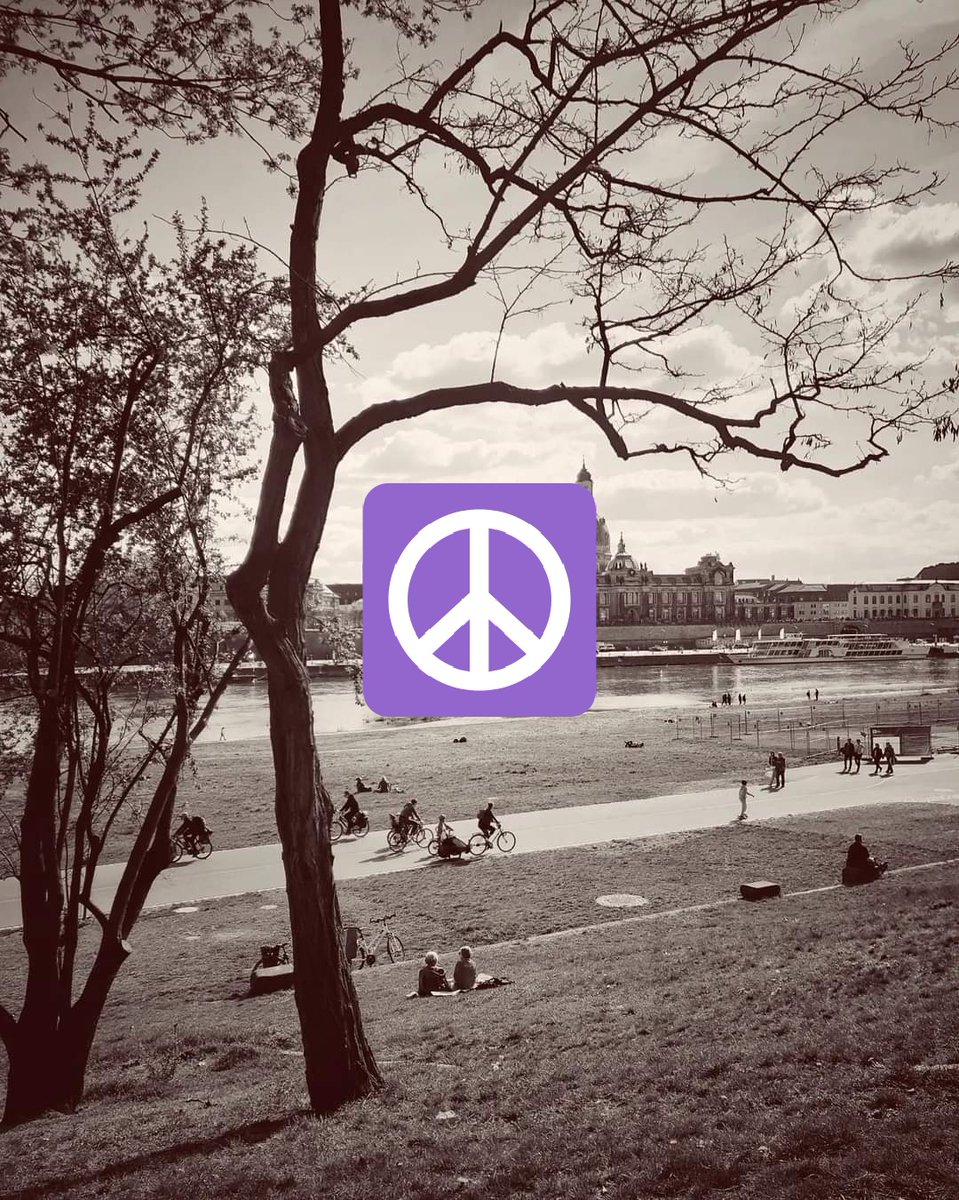 MarionFiedlerTN's tweet image. Photos friends sent me with their Easter wishes. Some traveled in the UK (sky island), some in Portugal. Cool. #travelnerd