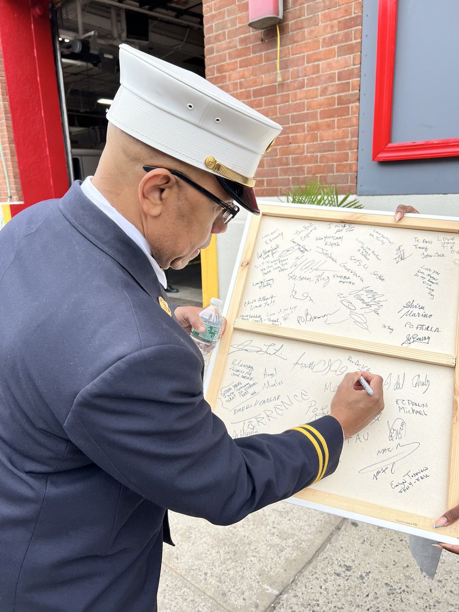 drvstjr's tweet photo. @AltidorKenny who painted a picture of FIrefighter Klein in memory of the sacrifice he gave for NYC. I signed the painting! #FDNY #mondaythoughts #Twitter #firefighters #America #Newsnight #NewYork #BREAKING #free #MondayBlogs #USA https://t.co/SVg8RJt0vw