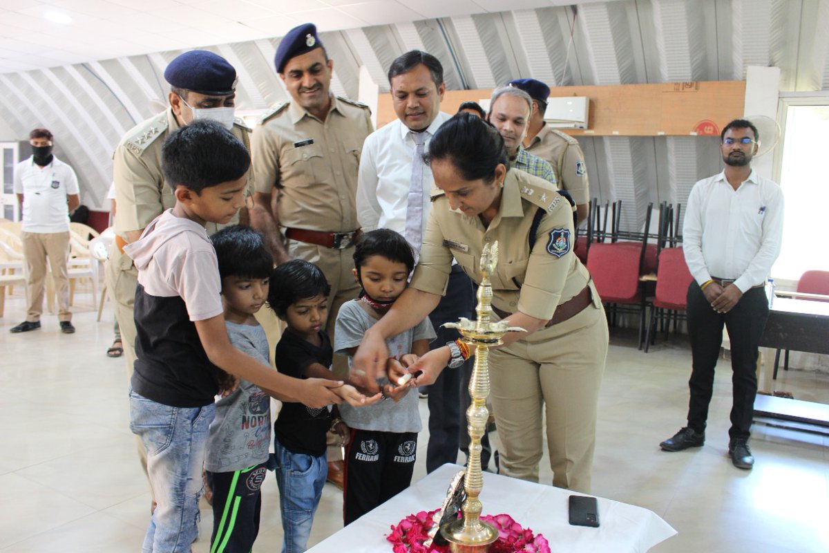 AhmedabadPolice's tweet photo. અમદાવાદ પોલીસ પરિવારના બાળકો માટે “મફત નિદાન કેમ્પ”ના પોલીસ વેલ્ફેર હોસ્પિટલ ખાતે આયોજન કરવામાં આવ્યું હતું 

#AhmedabadPolice 
@sanghaviharsh
@dgpgujarat @InfoGujarat @AjayChoudharyIN https://t.co/YrQukcI6o2