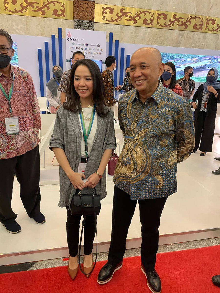 rotiiitawar's tweet photo. Seperti Menteri Pariwisata dan Ekonomi Kreatif (Menparekraf), mas Sandiaga Uno, Menteri Badan Usaha Milik Negera (BUMN), mas Erick Thohir, dan Menteri Dalam Negeri, mas Tito Karnavian. #BanggaProdukUMKM 
#UMKMJadiPrioritas
@KemenkopUKM https://t.co/EYglzve05B