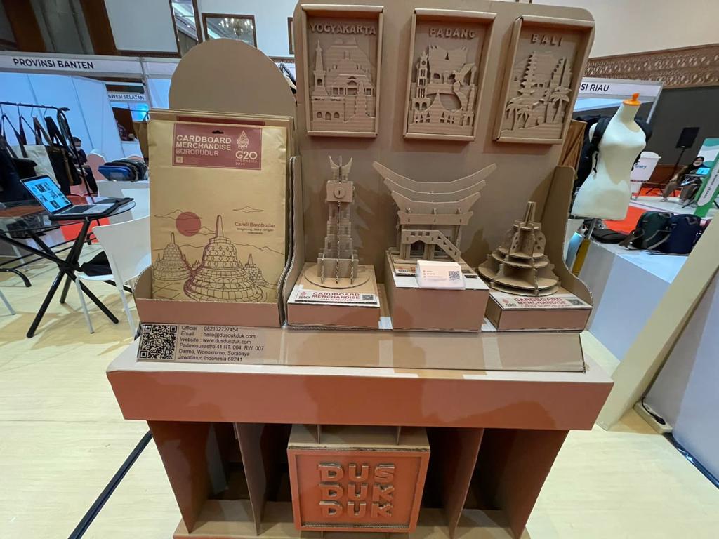 Dalam gelaran tersebut, Pak Teten juga menyempatkan untuk meninjau langsung produk-produk yang didemontrasikan dalam acara Aksi Afrimasi Pembelian dan Pemanfaatan Produk Dalam Negeri dalam Rangka Bangga Buatan Indonesia. #BanggaProdukUMKM 
#UMKMJadiPrioritas