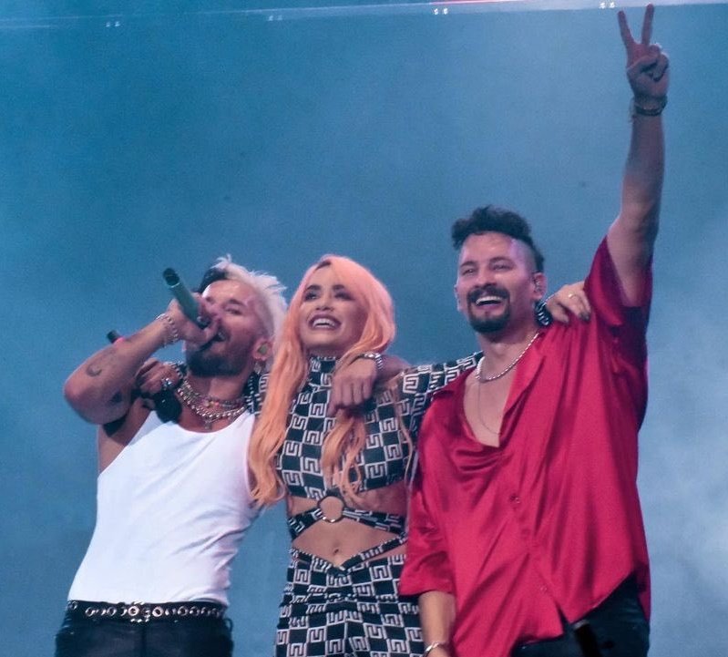 noseascornuda's tweet photo. lali y maria con mau y ricky 🎤🖤 https://t.co/5s1JX2Dr2R