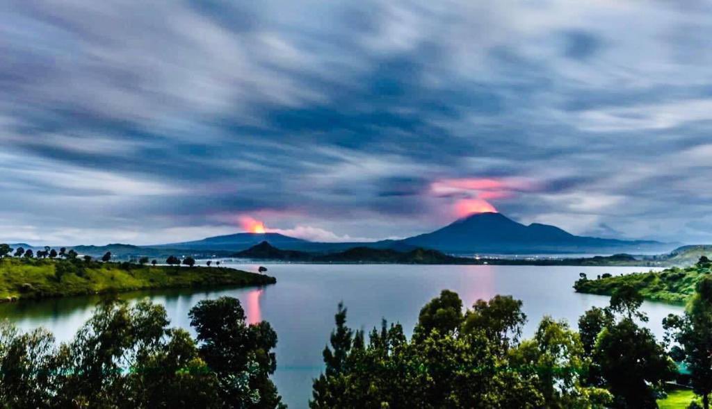 SaveVirunga's tweet photo. 10 Years #SaveVirunga Against all odds #Virunga has become a model for the rest of the #conservation community and a motor of sustainable #development for the region, with a goal of creating 100,000 jobs for local people. #VirungaAlliance https://t.co/Go1O3NbAEi https://t.co/fynIomp4Wh