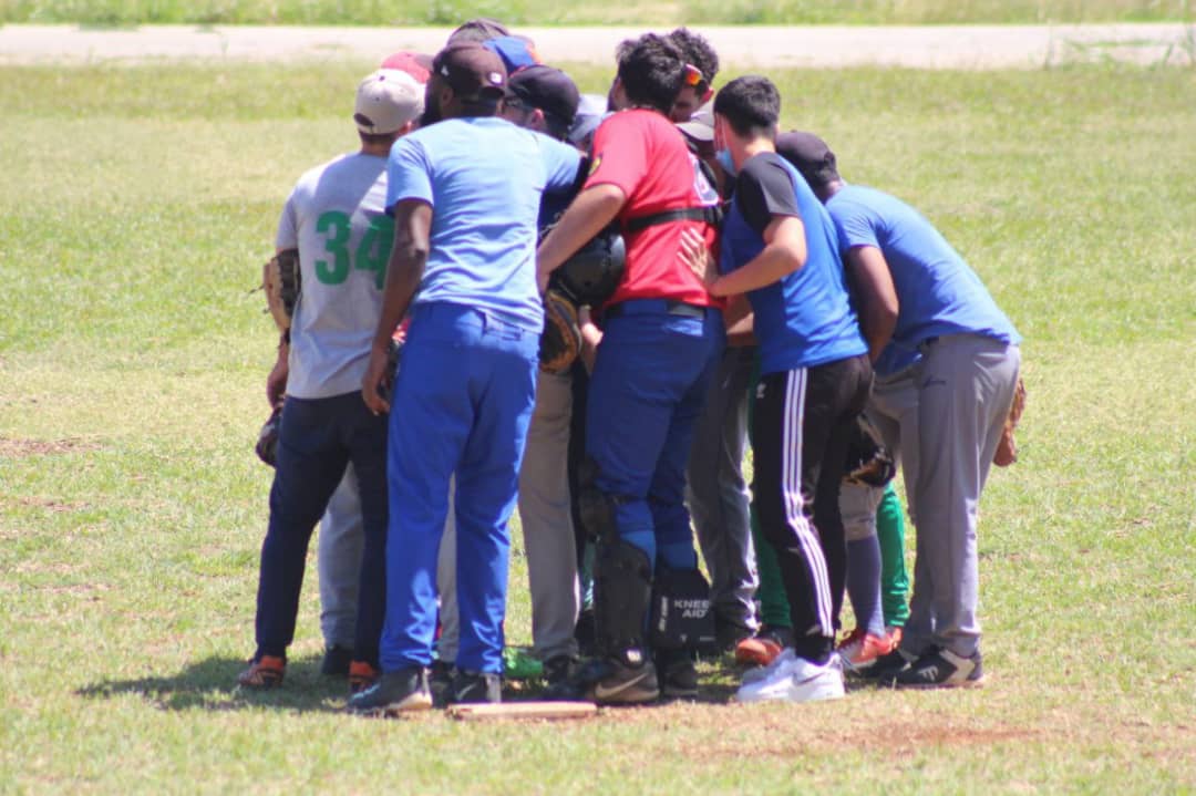 beisbol_fcom's tweet photo. ♥️ 𝗝𝗨𝗘𝗚𝗢 𝗗𝗘 𝗟𝗔𝗦 𝗘𝗦𝗧𝗥𝗘𝗟𝗟𝗔𝗦 💙
Marcador Final:
💙 Estrellas Azules: 9
♥️ Estrellas Rojas: 8
6 integrantes del #TeamFcom formaron parte de esta victoria 🤩
#Comunicacion_agresivo https://t.co/nxXU6lNcdN