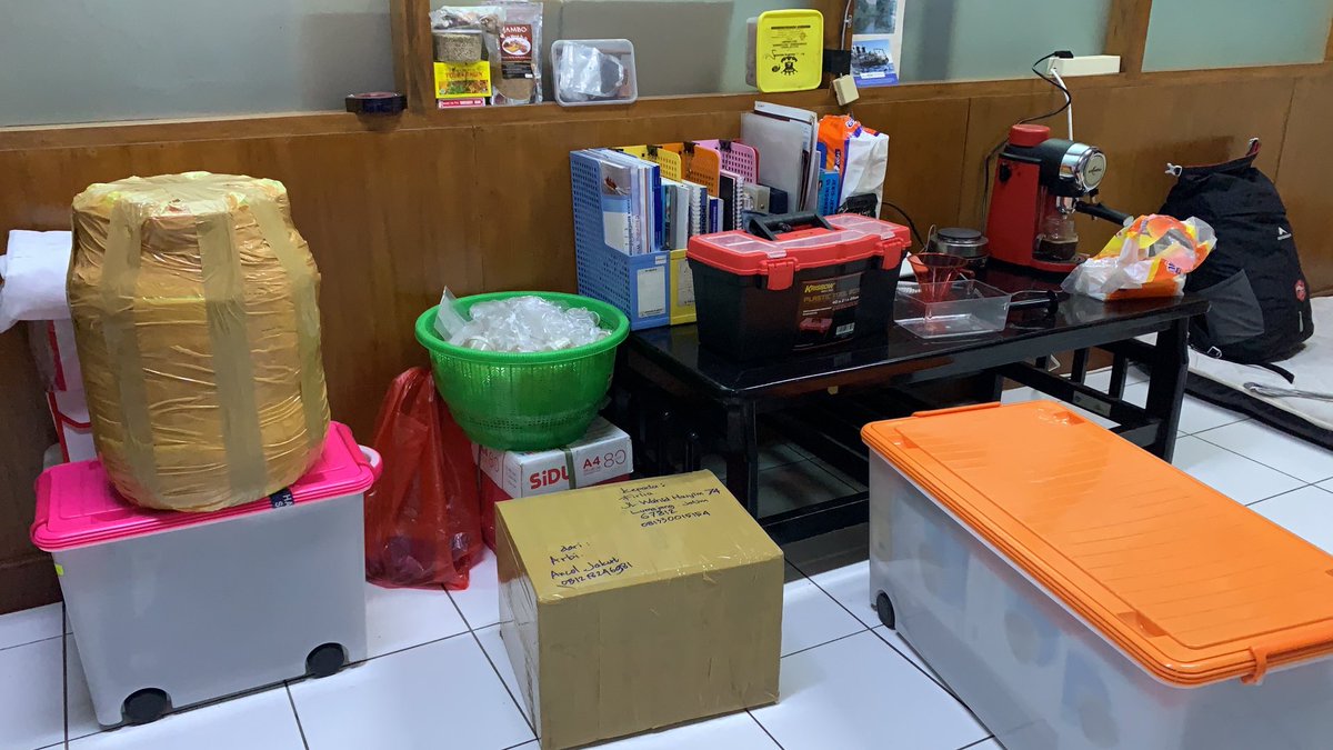 uyanua's tweet photo. pengusiran apa pemusnahan masal nih. akhinya kabar itu datang juga. jaman makin gak jelas gini. memang enaknya mundur sejenak dr peradaban yg ada, mencari peradaban baru di belahan bumi, berharap ketemu yg musimnya cocok utk bertahan hidup. https://t.co/QMYvklANsq