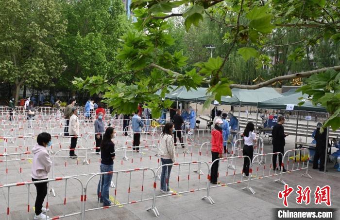 Beijing will conduct three rounds of nucleic acid testing in 11 more districts from Tuesday to Saturday to curb the risk of #COVID19, local authorities said on Monday. The city reported 32 locally transmitted confirmed COVID-19 cases and one local asymptomatic carrier on Monday.