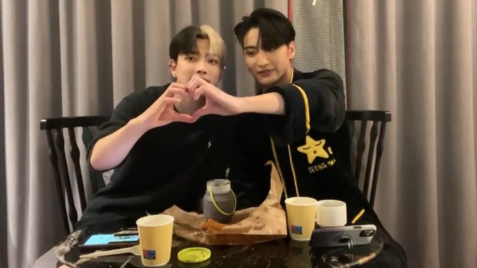sanwinter_'s tweet photo. 📹|| Traducción del live de hoy, de Hongjoong y Seonghwa 

Alguien pidió spoiler para el nuevo comeback, lo que Seonghwa respondió que era en julio. 

#ATEEZ @ATEEZofficial #에이티즈 https://t.co/SiaSrJU16y