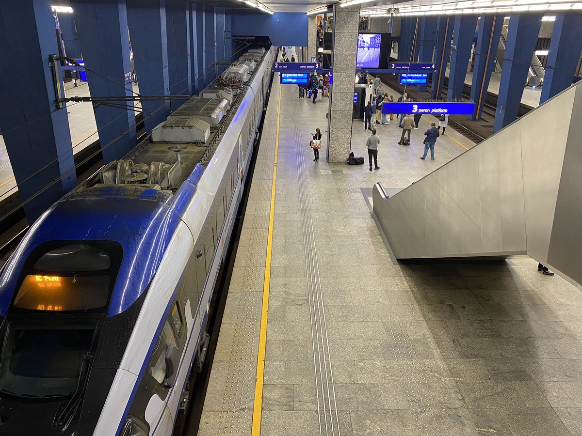BartoszWojsa's tweet photo. Dzień dobry! Jadę z #Warszawa do #Katowice poprowadzić debatę na temat transformacji energetycznej na #Śląsk. A to wszystko w ramach dzisiejszego otwarcia wystawy #EnergyInTransition - #PoweringTomorrow #EuroCentrum. Jak będziecie mieli okazję, to zachęcam do jej obejrzenia. ✌🏻 https://t.co/GMMNpB4wmR