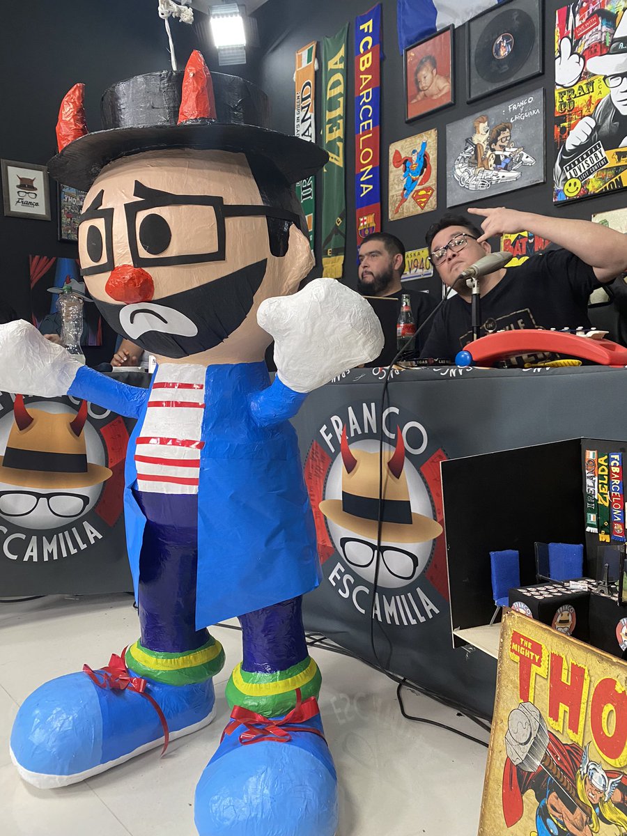 franco_esca's tweet photo. EN VIVOOO, vamos a partir la piñata #LaMesaReñoñaEnVivo 
aquí: https://t.co/pVNRWfVh1w https://t.co/gWJgdRcLej