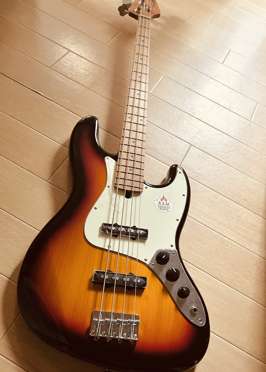 RoadGames's tweet photo. おNEWの廉価版ベースギター購入🎸
只、お店のオプションで電装系は買えてもらってて、ジャックはスイッチクラフト、配線はベルデン🪢
鳴らしてみたけど、この価格とは思えない位良い音♪
#Bacchus #Jazzbass #Bass #Bassguitar #Roastedmaple #GeekInBox https://t.co/yPwgmsmhVB