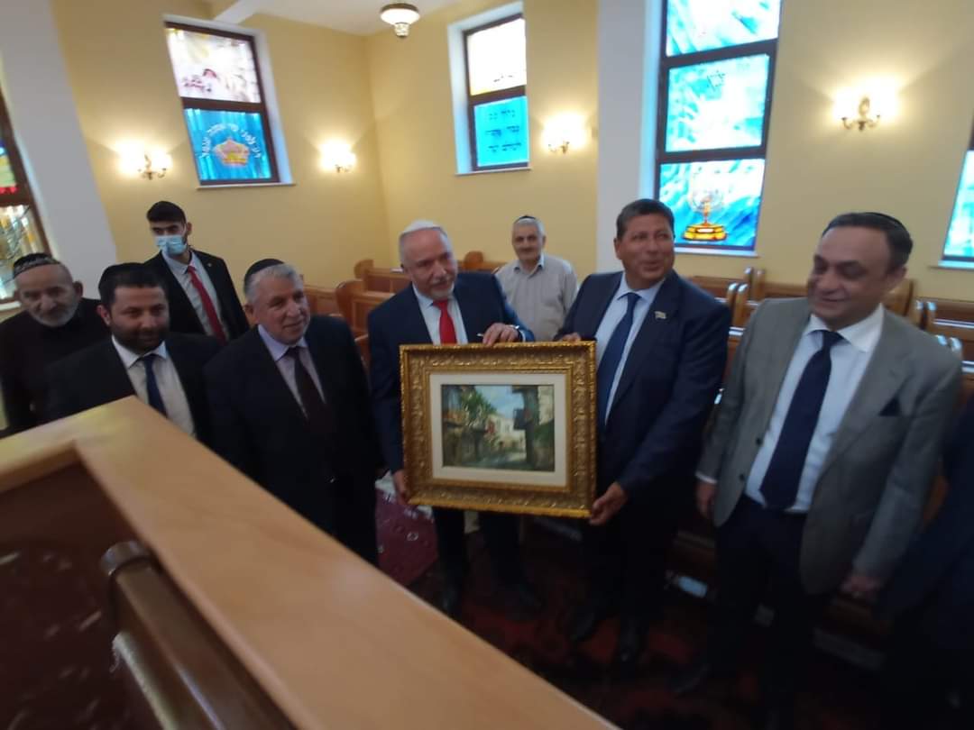 שר האוצר <a href="/AvigdorLiberman/">אביגדור ליברמן</a> ביקר בבית הכנסת בבאקו, שם קיבלו את פניו בכירי הקהילה היהודית - בהם ראש הקהילה <a href="/MilikhYevdayev/">Milikh Yevdayev</a> וחבר הפרלמנט אנטולי רפאילוב 🇮🇱🇦🇿
#Azerbaijan #Azerbaycan #Israel